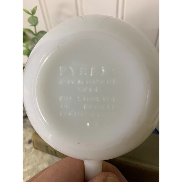 Vintage set of‎ 2 Pyrex Butterfly Gold Milk Glass Mugs Teacups Retro GrandmaCore - Picture 9 of 9